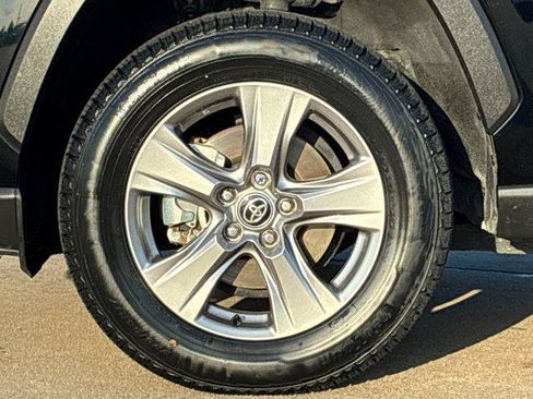 Certified 2025 Toyota RAV4 LE AWD/4WD image 31