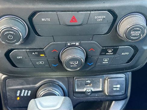Used 2018 Jeep Renegade Latitude AWD/4WD image 17