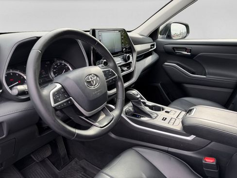 Used 2022 Toyota Highlander XLE AWD/4WD image 14