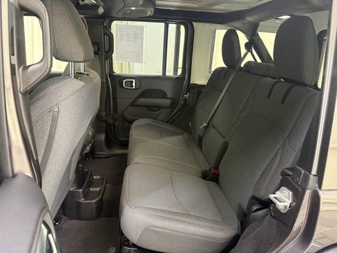 Used 2025 Jeep Wrangler Sahara image 17