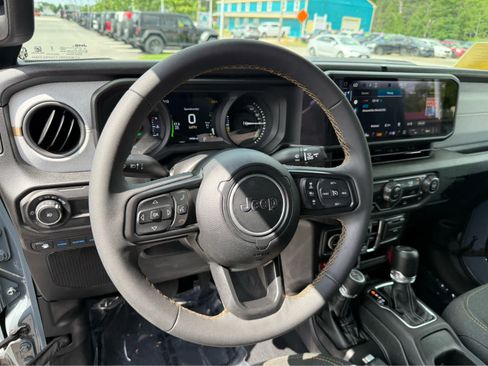 Used 2024 Jeep Wrangler Unlimited AWD/4WD image 15