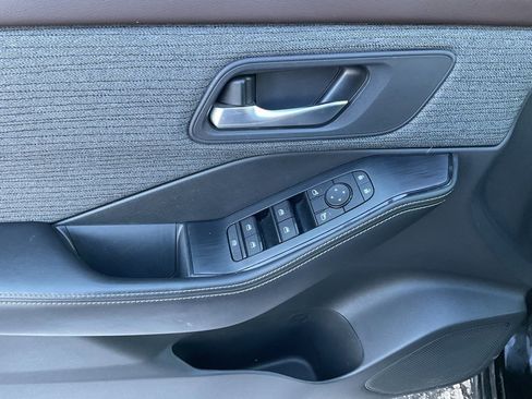 Used 2023 Nissan Rogue SV image 11