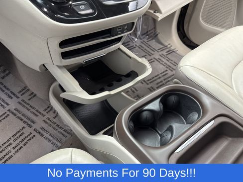 Used 2017 Chrysler Pacifica Touring-L image 18