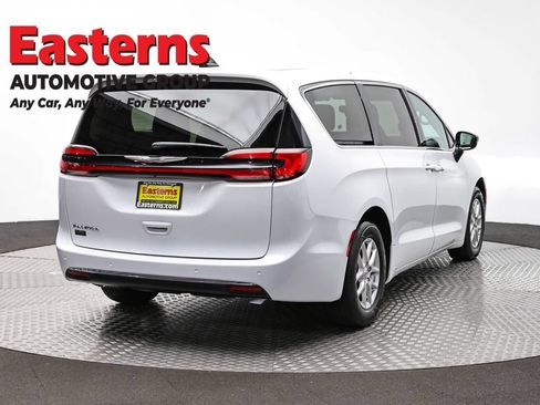 Used 2024 Chrysler Pacifica Touring-L FWD image 5