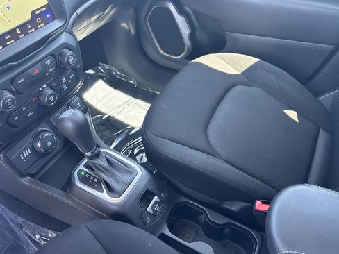 Used 2023 Jeep Renegade Latitude AWD/4WD image 29