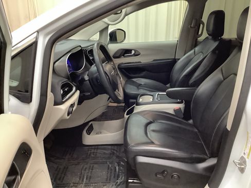Used 2023 Chrysler Pacifica Touring-L FWD image 14