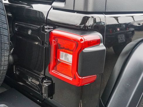 Used 2018 Jeep Wrangler Unlimited Rubicon AWD/4WD image 8