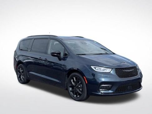 Used 2025 Chrysler Pacifica Limited FWD image 4