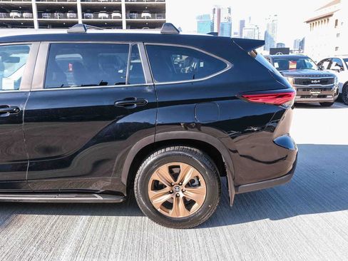 Used 2023 Toyota Highlander Bronze Edition FWD image 8