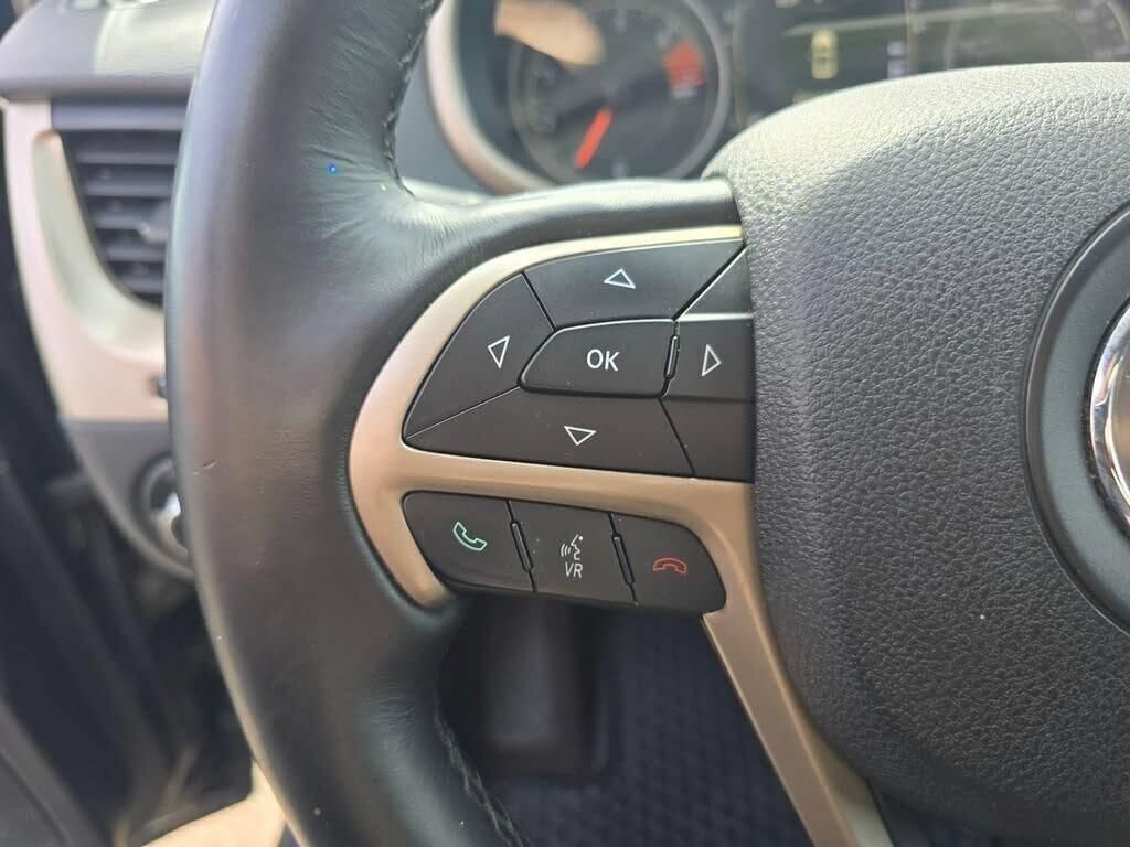 Used 2016 Jeep Cherokee Latitude w/ Cold Weather Group AWD/4WD image 28