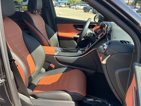 Used 2025 Mercedes-Benz GLC 300 4MATIC image 4