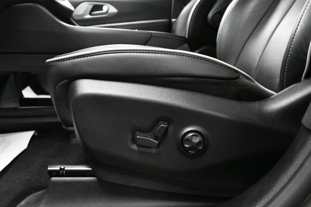 Used 2025 Chrysler Pacifica Limited FWD image 18