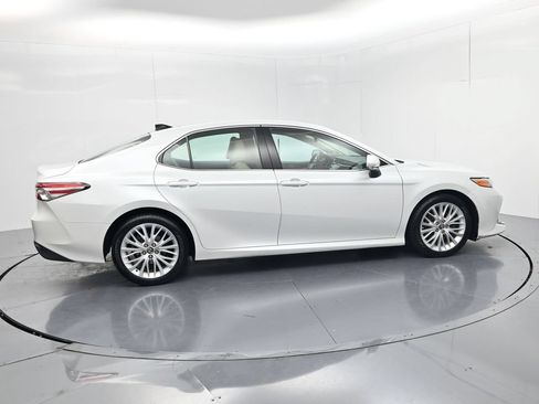 Used 2018 Toyota Camry XLE FWD image 8