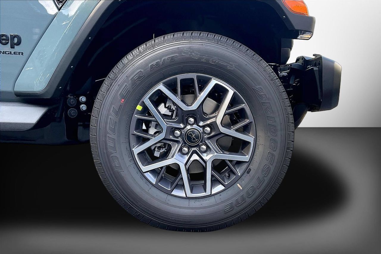 New 2026 Jeep Wrangler Unlimited Sahara AWD/4WD image 32