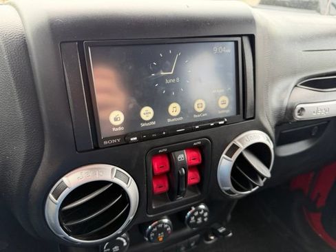 Used 2017 Jeep Wrangler Unlimited Rubicon AWD/4WD image 15