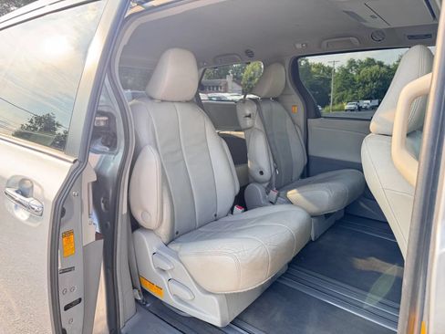 Used 2013 Toyota Sienna XLE w/ Entertainment Pkg FWD image 21