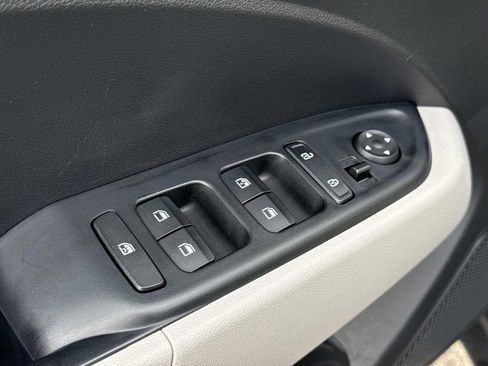 Used 2025 Hyundai Venue SEL FWD image 17