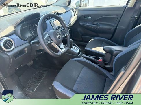Used 2023 Nissan Versa SV image 2