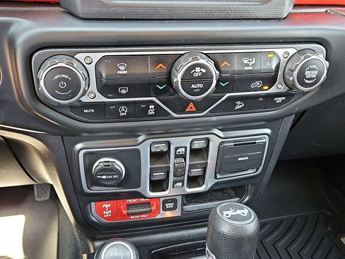 Used 2018 Jeep Wrangler Unlimited Rubicon w/ Steel Bumper Group AWD/4WD image 16