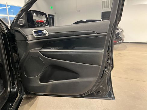 Used 2022 Jeep Grand Cherokee Laredo X image 38