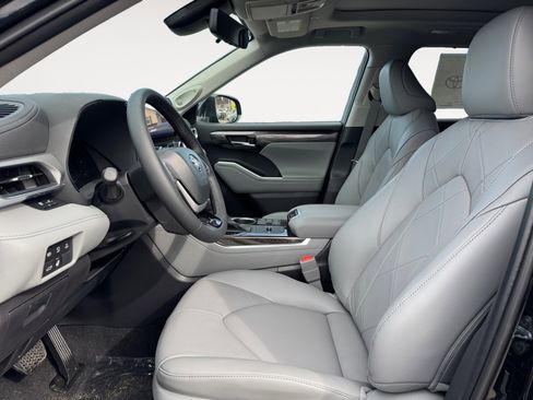 New 2026 Toyota Highlander Platinum AWD/4WD image 11