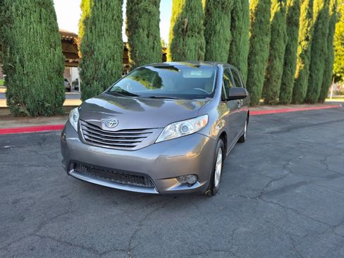 Used 2013 Toyota Sienna L w/ Towing Pkg FWD image 50