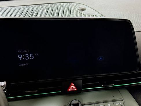 Certified 2025 Hyundai Elantra Limited FWD image 17