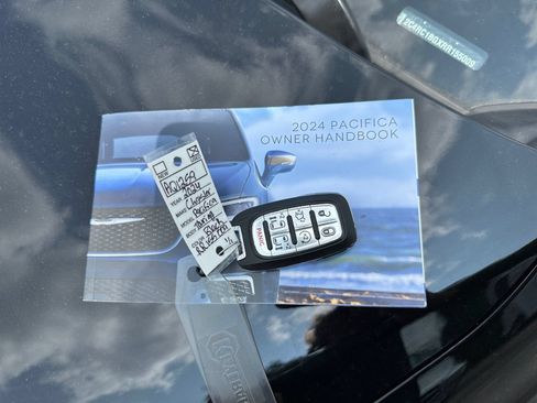Used 2024 Chrysler Pacifica Touring-L FWD image 44