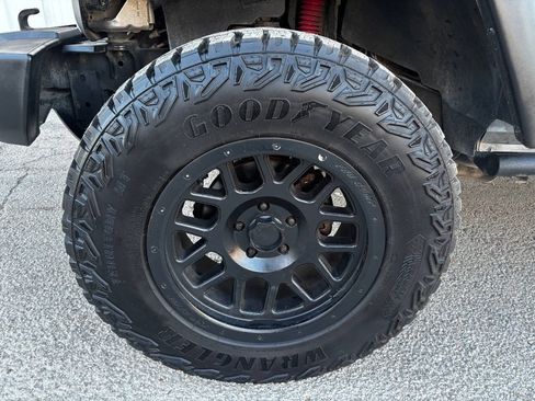 Used 2015 Jeep Wrangler Unlimited Rubicon w/ Connectivity Group AWD/4WD image 37