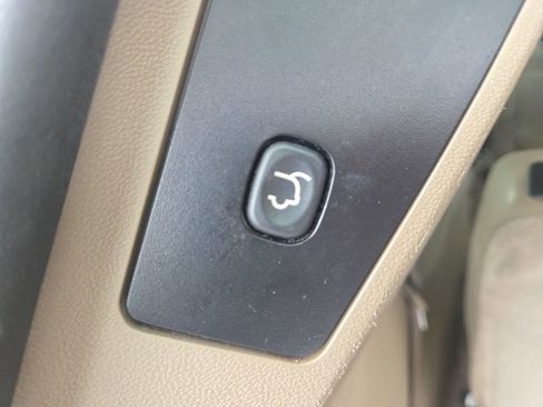 Used 2016 Chrysler Town & Country Touring w/ Driver Convenience Group image 11