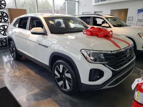 New 2025 Volkswagen Atlas Cross Sport SE FWD image 2
