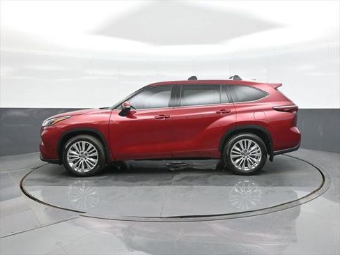 Certified 2025 Toyota Highlander LE AWD/4WD image 6