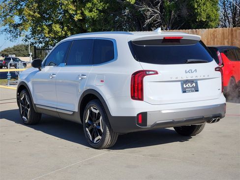 New 2025 Kia Telluride S image 3