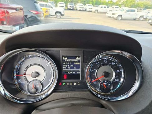 Used 2015 Chrysler Town & Country Touring FWD image 21