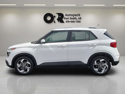 Used 2025 Hyundai Venue SEL FWD image 3