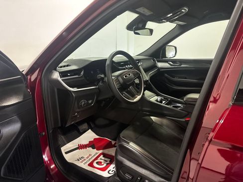 Used 2025 Jeep Grand Cherokee Altitude AWD/4WD image 17