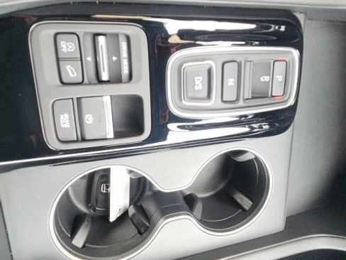 Used 2025 Honda Pilot Sport image 31