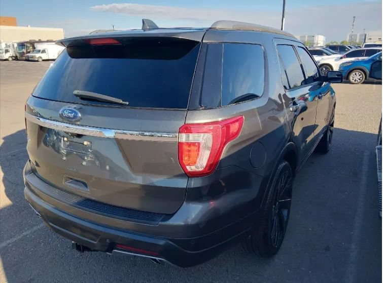 Used 2018 Ford Explorer XLT FWD image 3