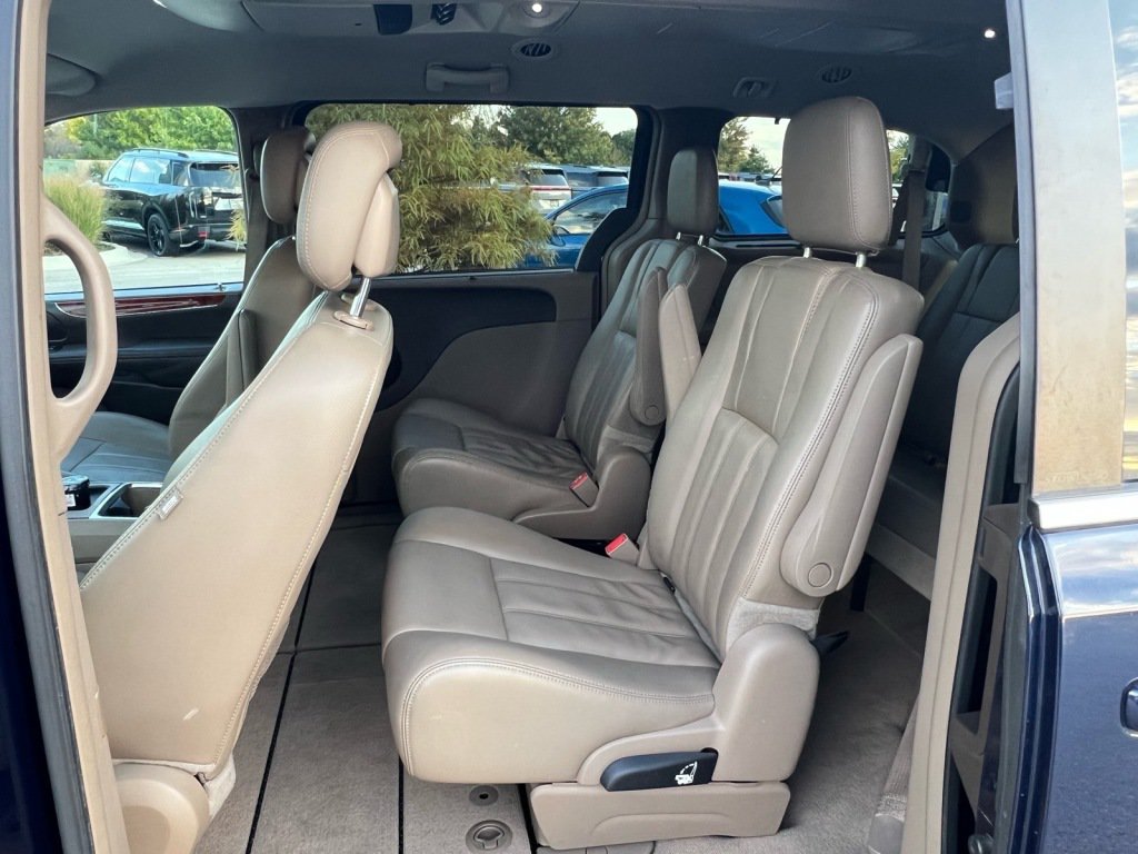 Used 2013 Chrysler Town & Country Touring FWD image 5