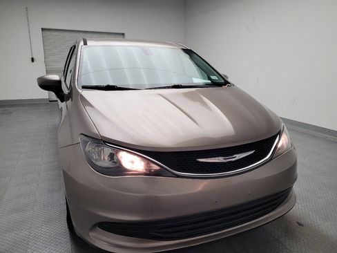 Used 2017 Chrysler Pacifica Touring image 14