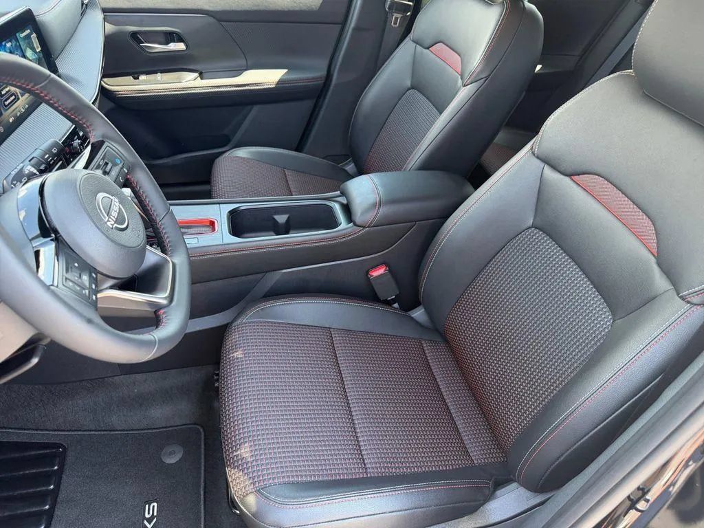 Used 2026 Nissan Kicks SR w/ Cold Weather Package AWD/4WD image 9