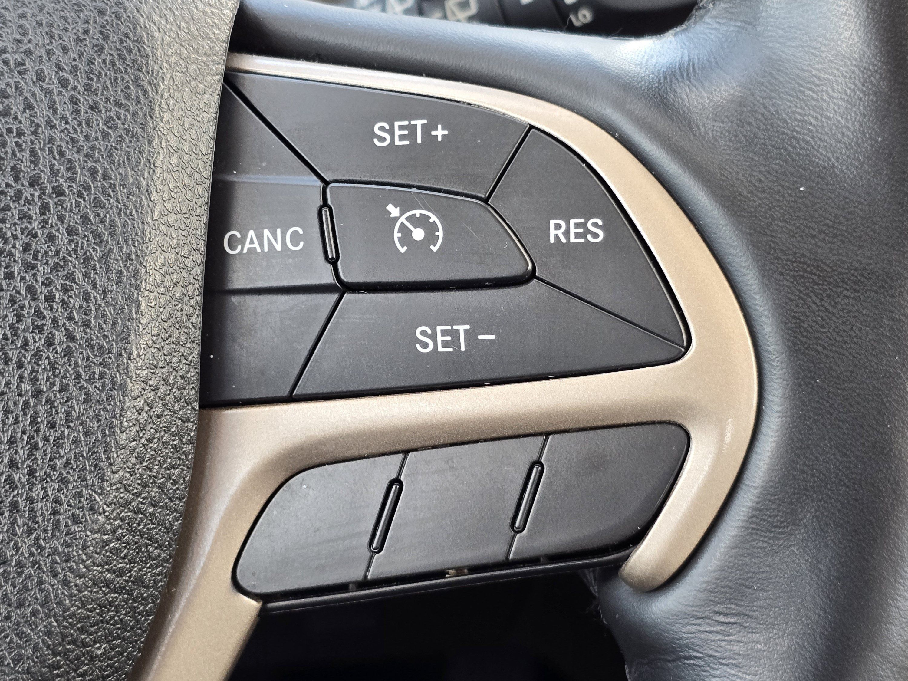 Used 2015 Jeep Cherokee Sport w/ Cold Weather Group AWD/4WD image 14
