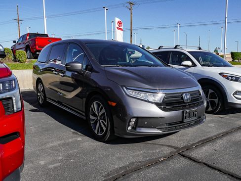 Used 2023 Honda Odyssey Touring image 2