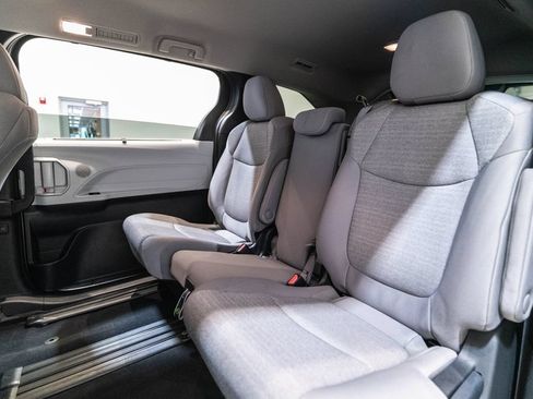 Certified 2025 Toyota Sienna LE FWD image 31