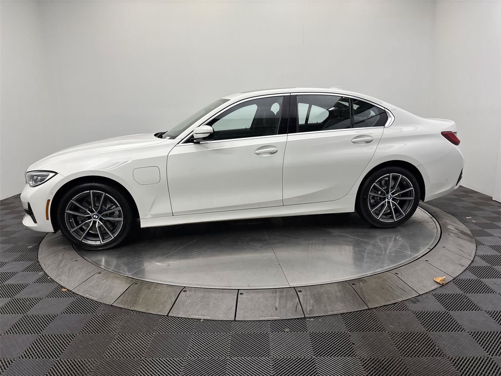 Used 2021 BMW 330e xDrive w/ Convenience Package AWD/4WD image 16