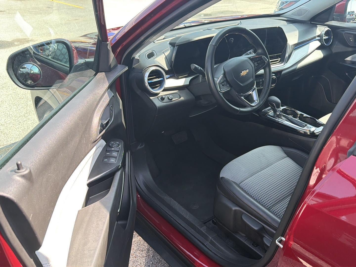 Used 2025 Chevrolet Trax LT w/ LT Convenience Package FWD image 6
