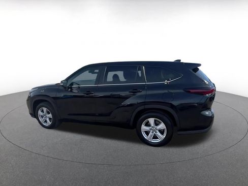 Used 2025 Toyota Highlander LE FWD image 10