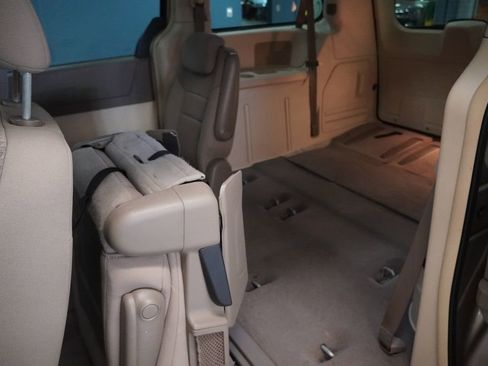 Used 2009 Chrysler Town & Country Touring FWD image 8