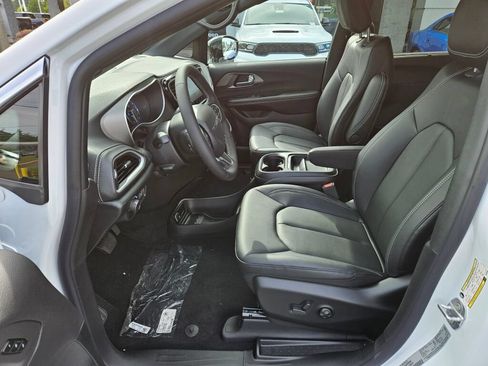 New 2027 Chrysler Pacifica Select AWD/4WD image 13