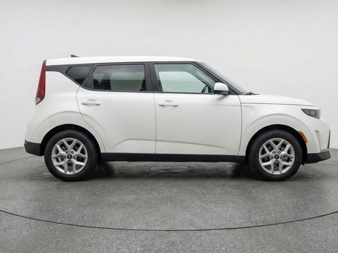 Used 2025 Kia Soul LX w/ LX Technology Package image 11